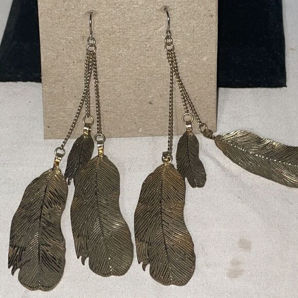 Metal feather earrings   - Picture 2 of 3